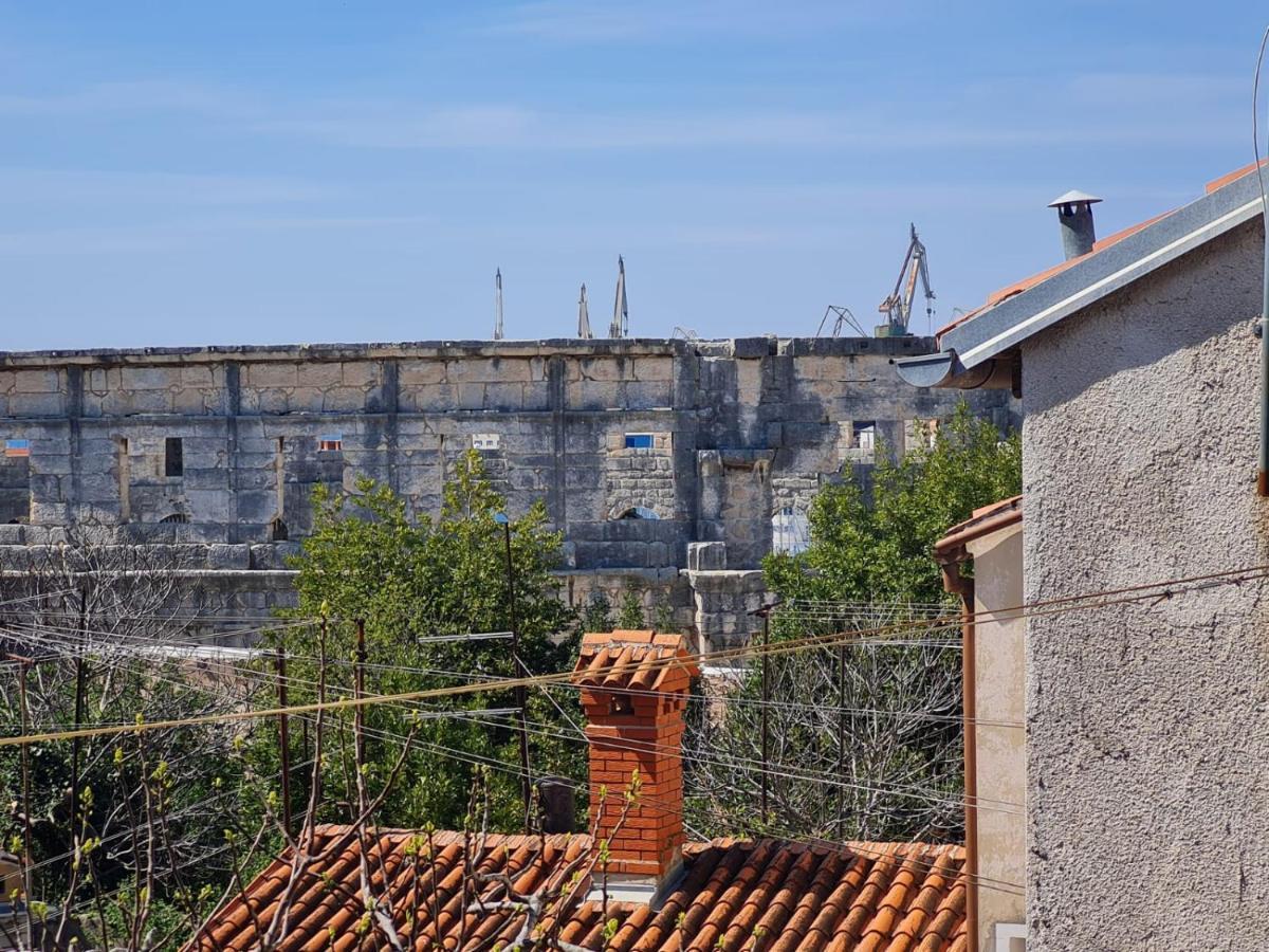 Atraktivan Stan U Blizini Pulske Arene !! Pula Exteriér fotografie